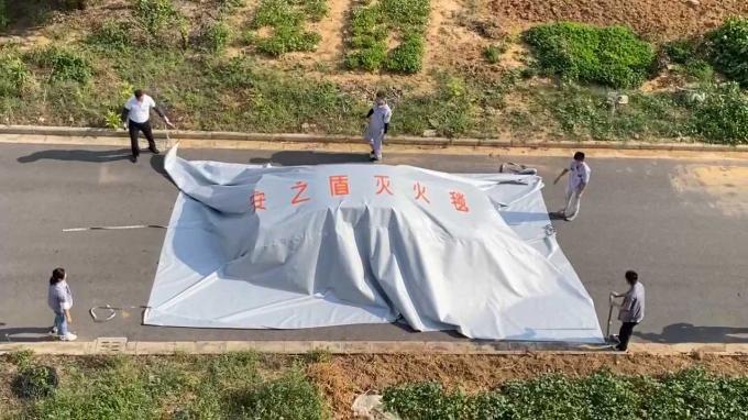 how-to-use-car-fire-blanket-step-3 آخر أخبار الشركة كيف تستخدمين غطاء (سانتكس) للنار؟ 2