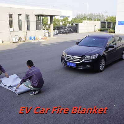 Compact Emergency Car Fire Blanket with 550℃/1000℃ Thermal Resistance and Oxygen Deprivation for Fire Suppression